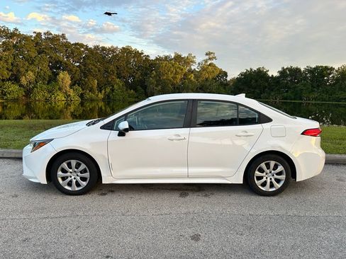 Used 2021 Toyota Corolla LE FWD image 3