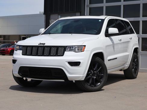 Used 2021 Jeep Grand Cherokee Laredo X AWD/4WD image 3
