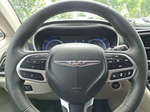 Used 2024 Chrysler Pacifica Touring-L FWD image 19