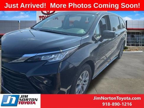 Used 2022 Toyota Sienna XLE FWD image 3