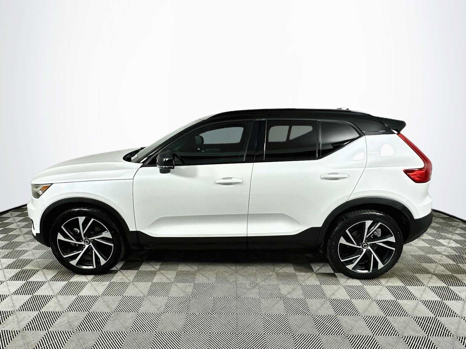 Used 2020 Volvo XC40 T5 R-Design w/ Protection Package Premier AWD/4WD image 4