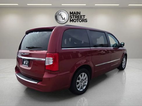 Used 2014 Chrysler Town & Country Touring image 5