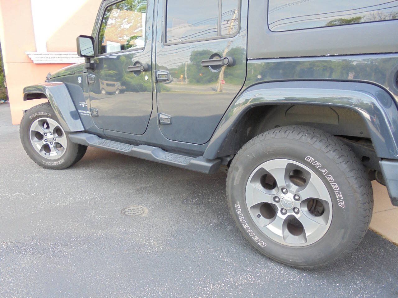 Used 2017 Jeep Wrangler Unlimited Sahara w/ Connectivity Group AWD/4WD image 19