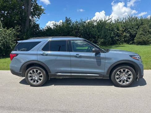 Used 2025 Ford Explorer Active w/ Active Comfort Package AWD/4WD image 2
