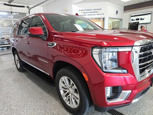 Used 2021 GMC Yukon SLT w/ SLT Luxury Package image 3