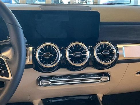 Used 2026 Mercedes-Benz GLB 250 4MATIC image 4