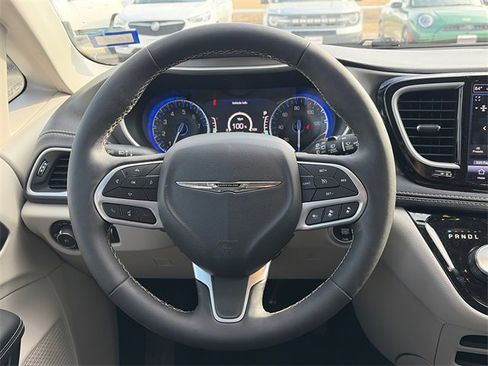 Used 2024 Chrysler Pacifica Touring-L image 14