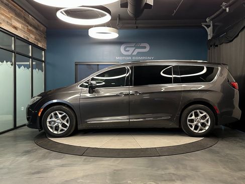 Used 2020 Chrysler Pacifica Limited image 6