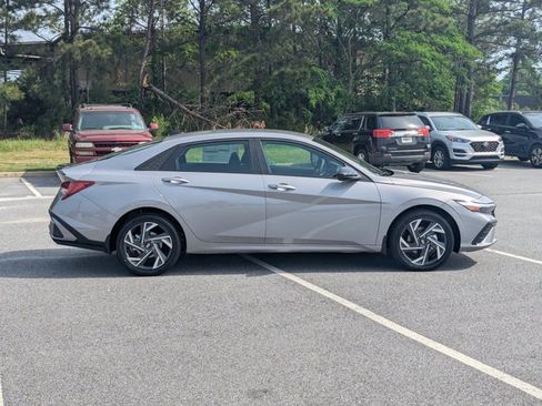 Certified 2025 Hyundai Elantra SEL image 8