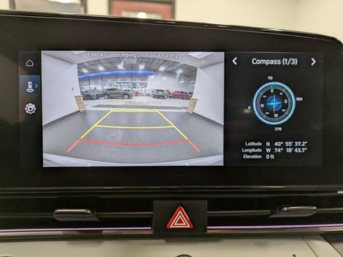 Used 2025 Hyundai Elantra Limited image 13