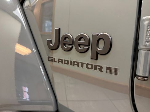 Used 2025 Jeep Gladiator Sport AWD/4WD image 28