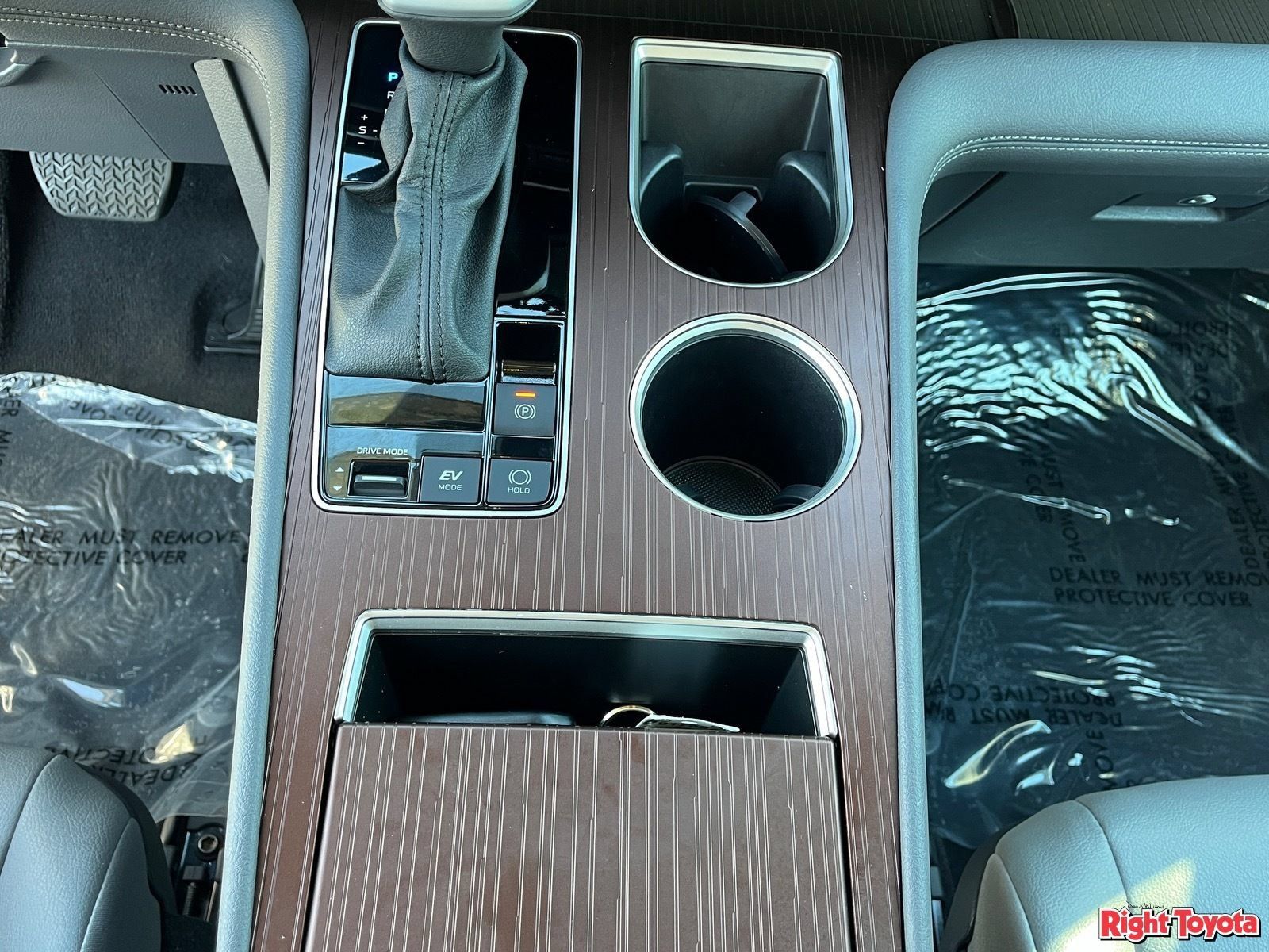 Certified 2024 Toyota Sienna XLE FWD image 31