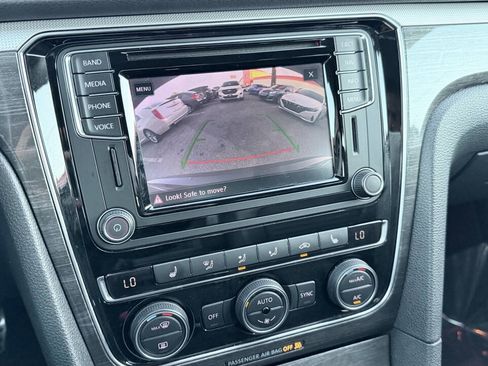 Used 2017 Volkswagen Passat 3.6 SEL Premium image 21