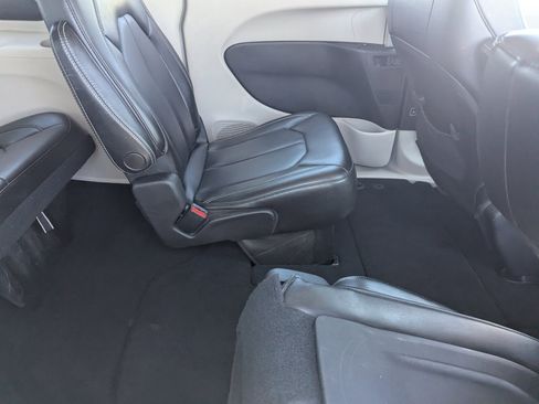 Used 2021 Chrysler Voyager Lxi image 14