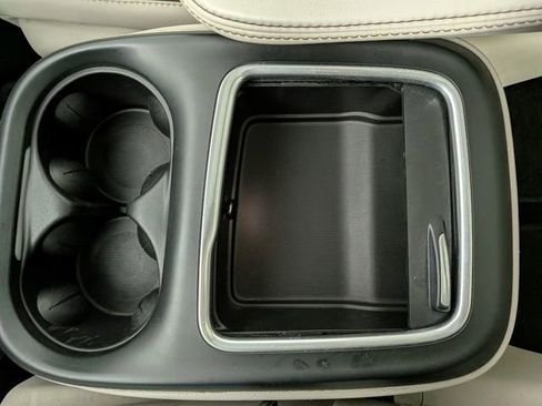 Used 2019 Chrysler Pacifica Limited image 24