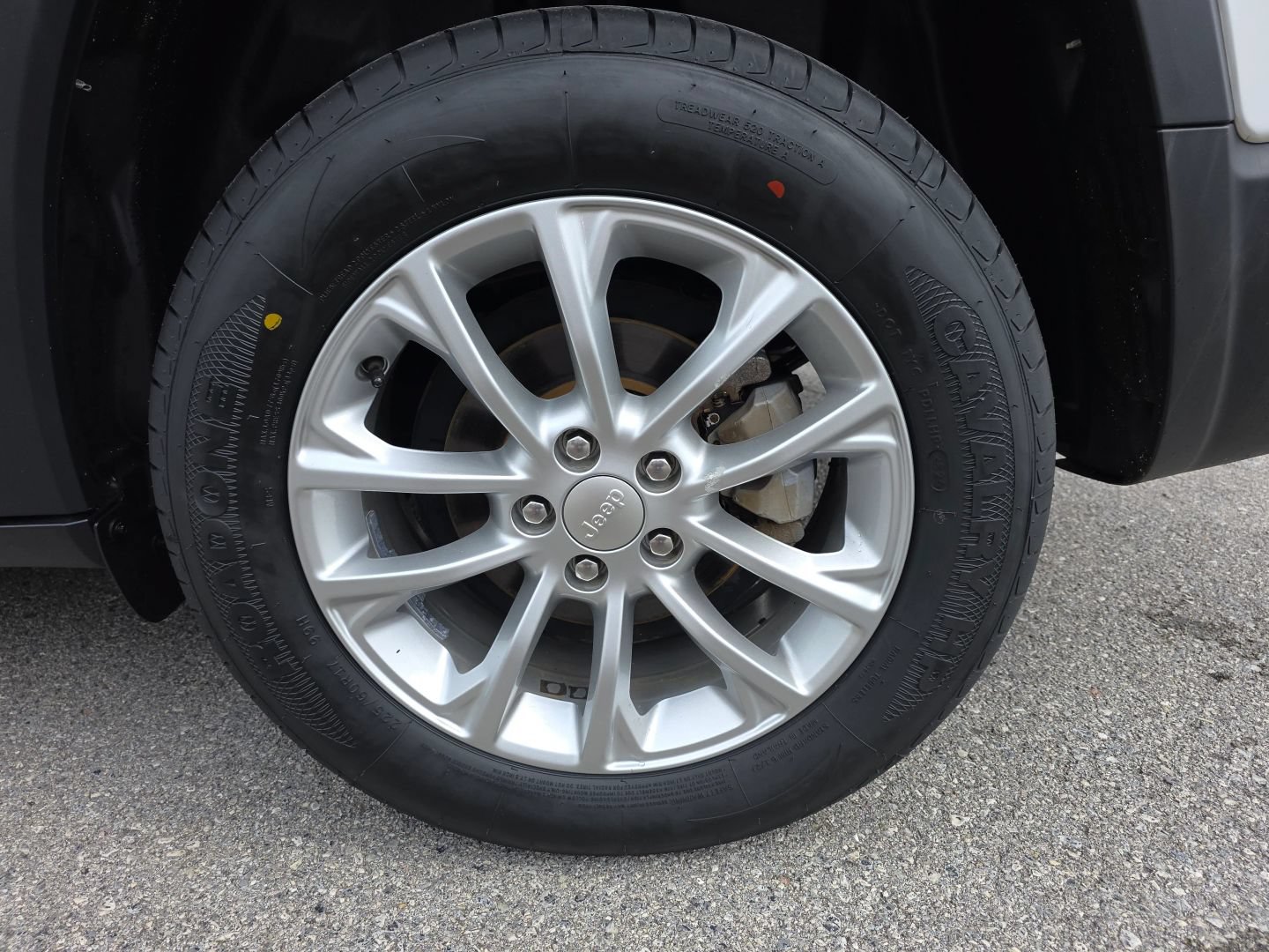 Used 2019 Jeep Cherokee Latitude w/ Popular Appearance Group FWD image 32