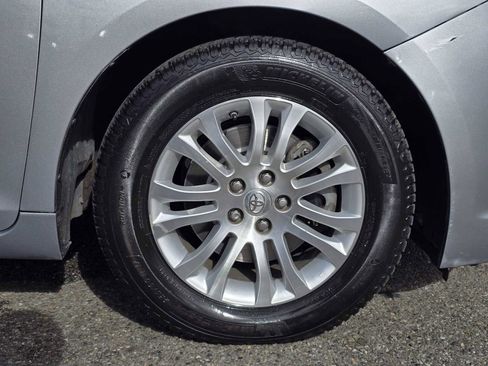 Used 2017 Toyota Sienna XLE image 9