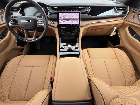 New 2025 Jeep Grand Cherokee Summit image 10