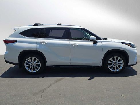 Used 2022 Toyota Highlander Limited FWD image 2
