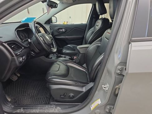 Used 2019 Jeep Cherokee Trailhawk w/ Cold Weather Group image 9