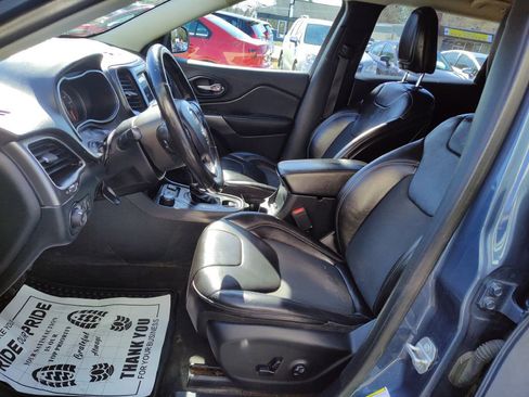 Used 2019 Jeep Cherokee Latitude Plus w/ Cold Weather Group image 9