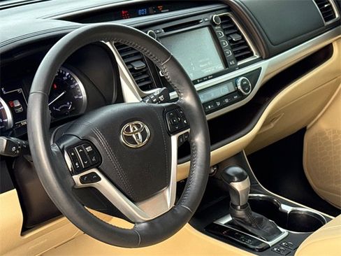 Used 2019 Toyota Highlander XLE image 19