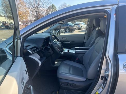 Used 2023 Toyota Sienna Limited image 9