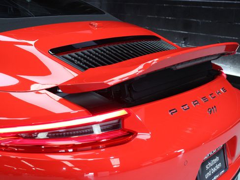 Used 2019 Porsche 911 Carrera w/ Sportdesign Package image 11