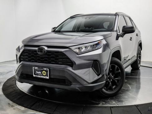 Used 2021 Toyota RAV4 LE image 3