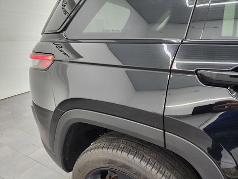 Used 2023 Jeep Grand Cherokee Limited w/ Black Appearance Package image 27