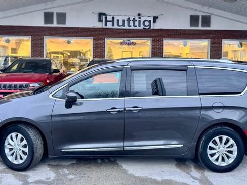 Used 2018 Chrysler Pacifica Touring-L image 2