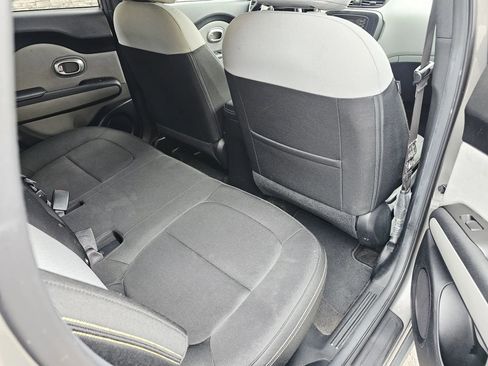Used 2014 Kia Soul + image 12