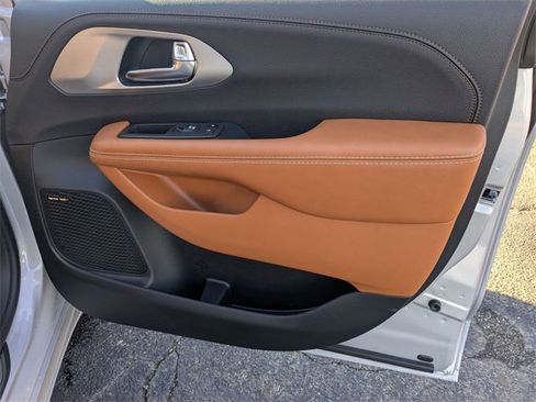 New 2026 Chrysler Pacifica Pinnacle image 35