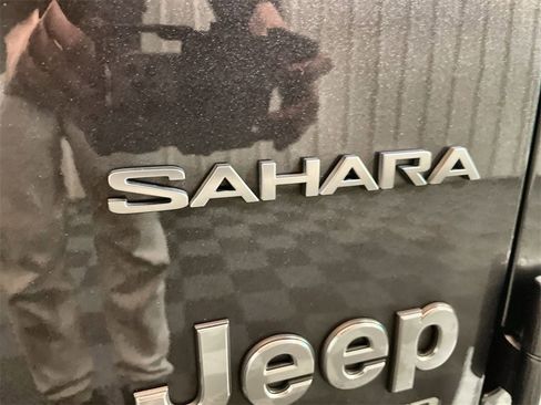 Used 2022 Jeep Wrangler Unlimited Sahara w/ Cold Weather Group image 29