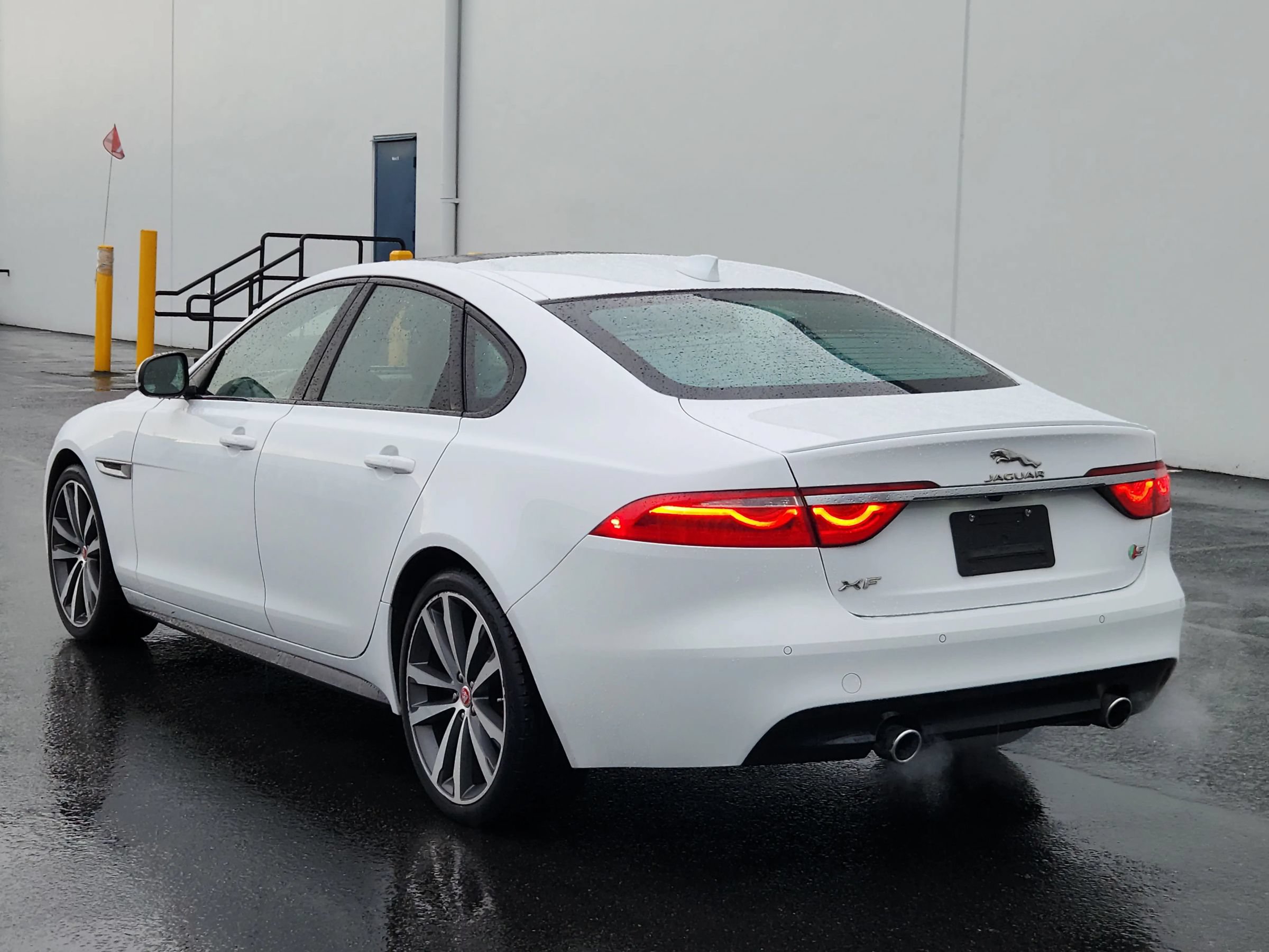 Used 2017 Jaguar XF S RWD image 3