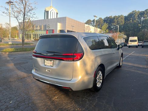 Used 2024 Chrysler Pacifica Touring-L image 7