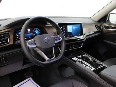 Used 2025 Volkswagen Atlas SE AWD/4WD image 14
