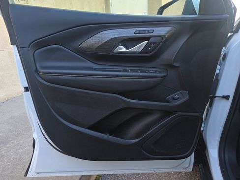 Used 2024 GMC Terrain SLT image 17