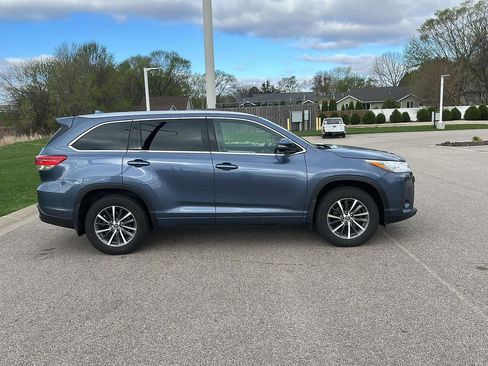Used 2017 Toyota Highlander XLE image 2