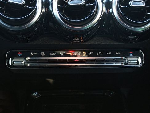 Used 2020 Mercedes-Benz GLB 250 image 17