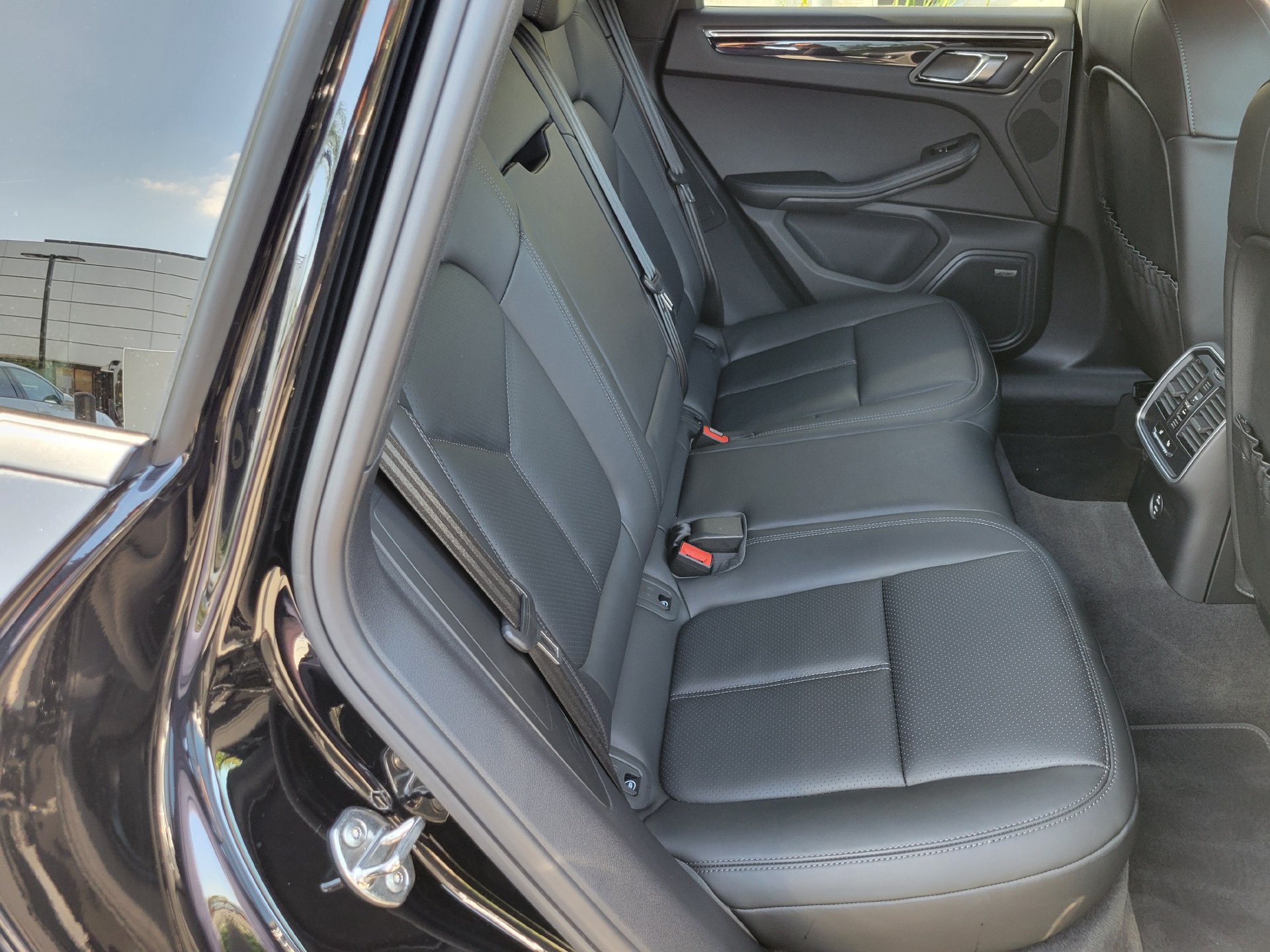 Used 2026 Porsche Macan AWD/4WD image 30