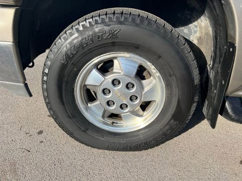 Used 2002 Chevrolet Suburban LT image 13