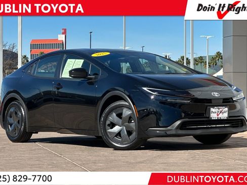 Used 2025 Toyota Prius LE image 1