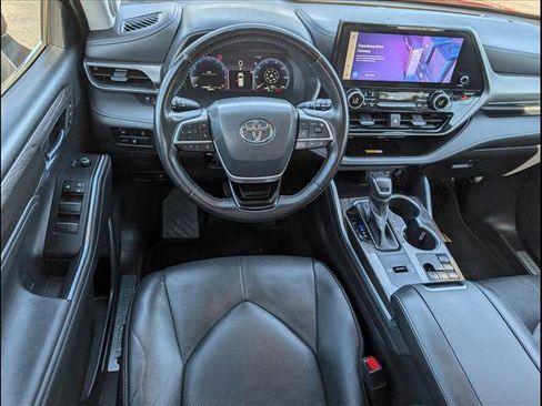 Used 2023 Toyota Highlander Limited image 8