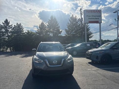 Used 2019 Nissan Kicks SV FWD image 2