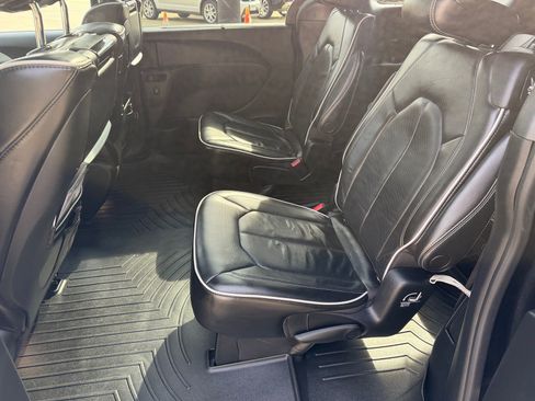 Used 2022 Chrysler Pacifica Limited w/ Uconnect Theater Family Group image 5
