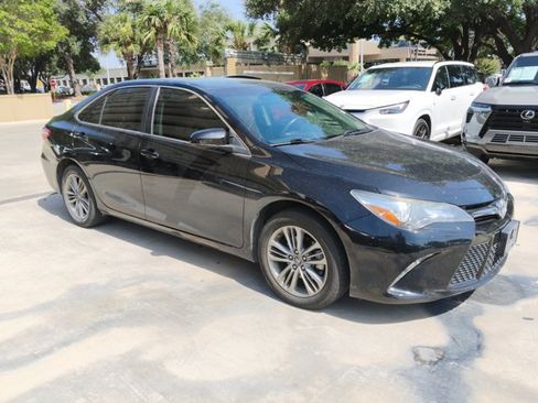 Used 2017 Toyota Camry SE FWD image 5