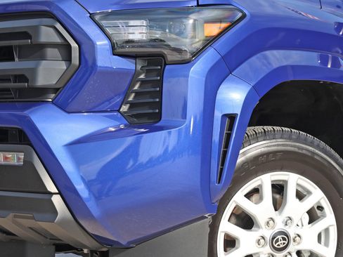 Used 2025 Toyota Tacoma SR5 AWD/4WD image 11