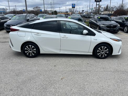 Used 2017 Toyota Prius Prime Premium image 6