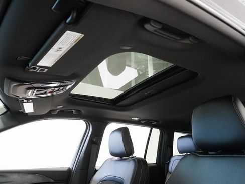 Used 2024 Jeep Grand Cherokee Altitude image 12